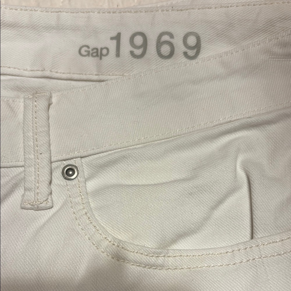 NWOT - GAP 1969 Long & Lean White Jeans 32/14
Measurements in pics